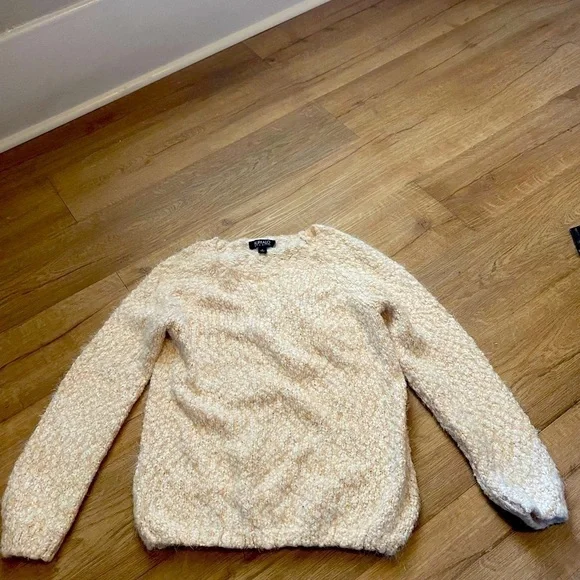 🌟 David Bitton Buffalo Sz Med Women’s Creamy & White Eyelash Sweater - Picture 9 of 10